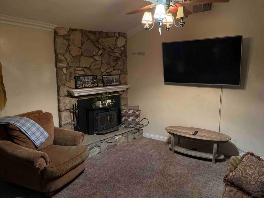 Peaceful & Cozy 3 Bedroom Ranch-Home W/Fireplace เฮเมท ภายนอก รูปภาพ